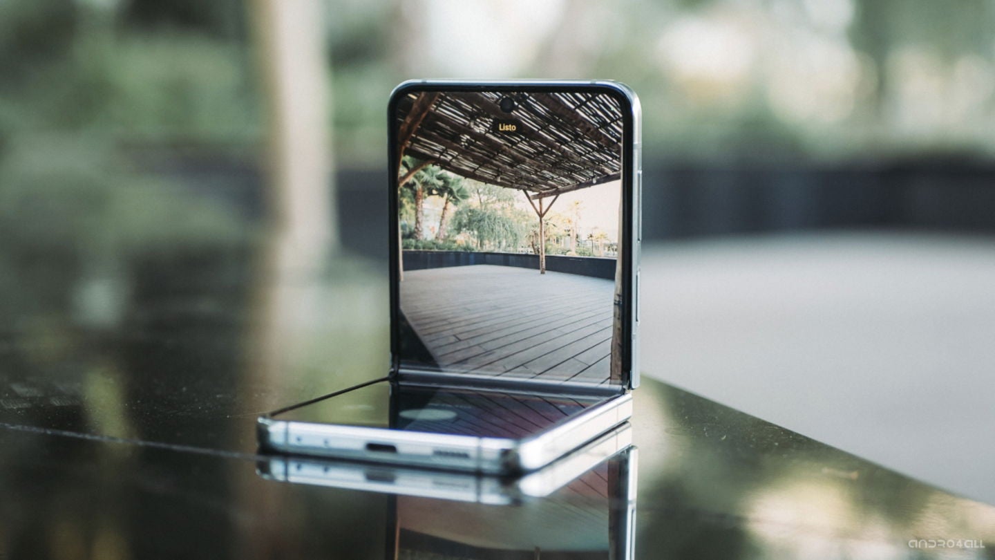 Es posible plegar el dispositivo para usar el modo "trípode" y hacer fotos sin tener que sostenerlo con la mano / Imagen: Christian Collado