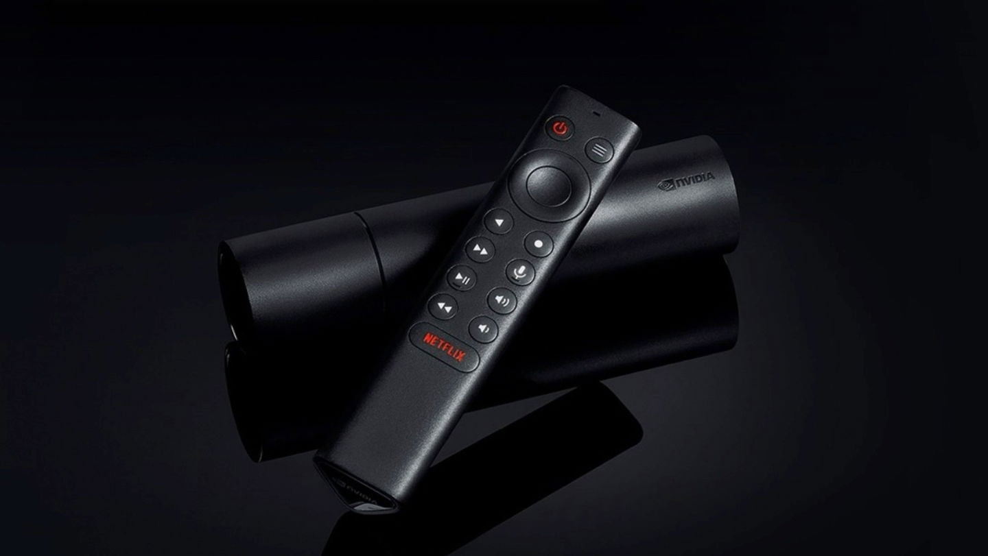 El mando del NVIDIA Shield TV con su botón dedicado a Netflix