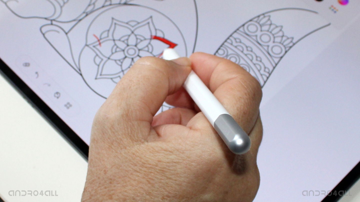 El S Pen Creator Edition tiene un lateral recto // Imagen: Beatriz Alcántara Gil.