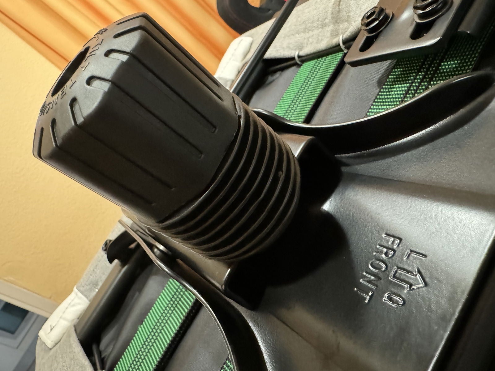 El pistón de gas permite bastantes opciones en esta silla