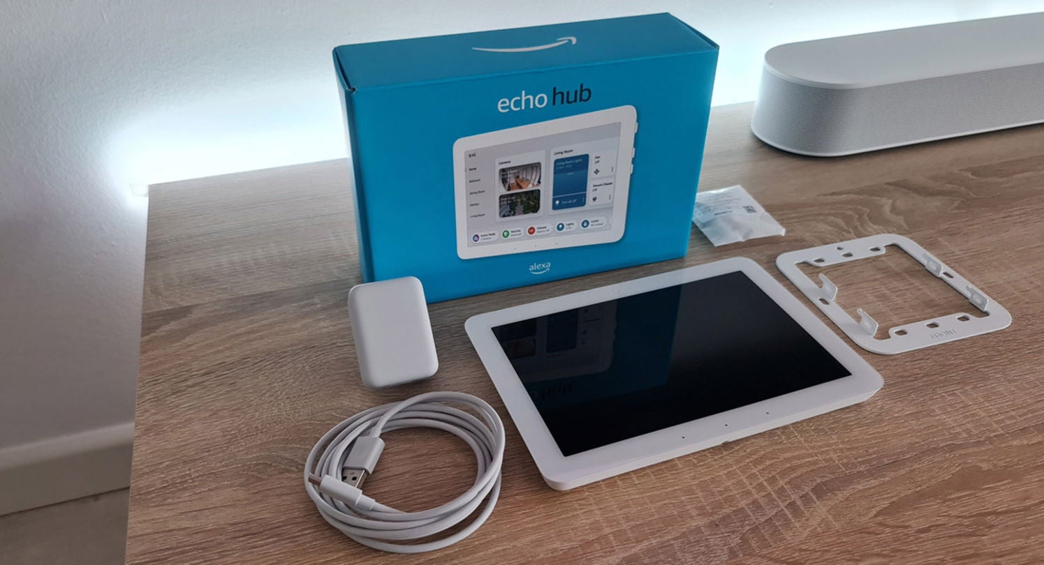 Toda la dotación del Echo Hub antes de montarlo en pared | Imagen de Damián García