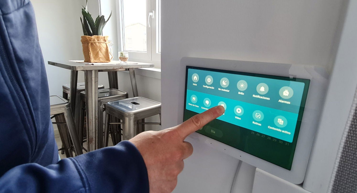 La cortina de accesos rápidos del Echo Hub | Imagen de Damián García