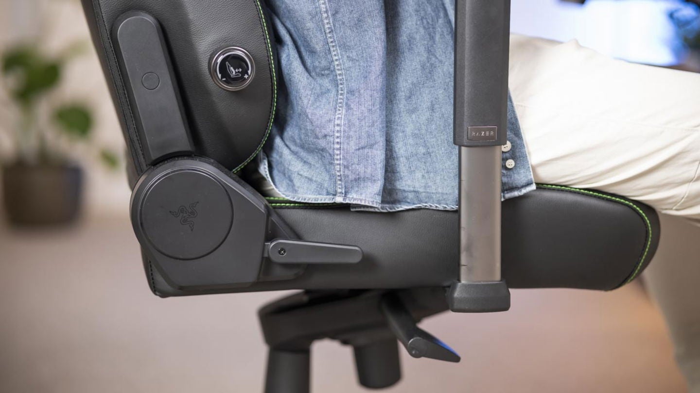 Tirando de la palanca inferior el respaldo se inclina hasta quedar casi plano | Fotografía de Rubén Ulloa