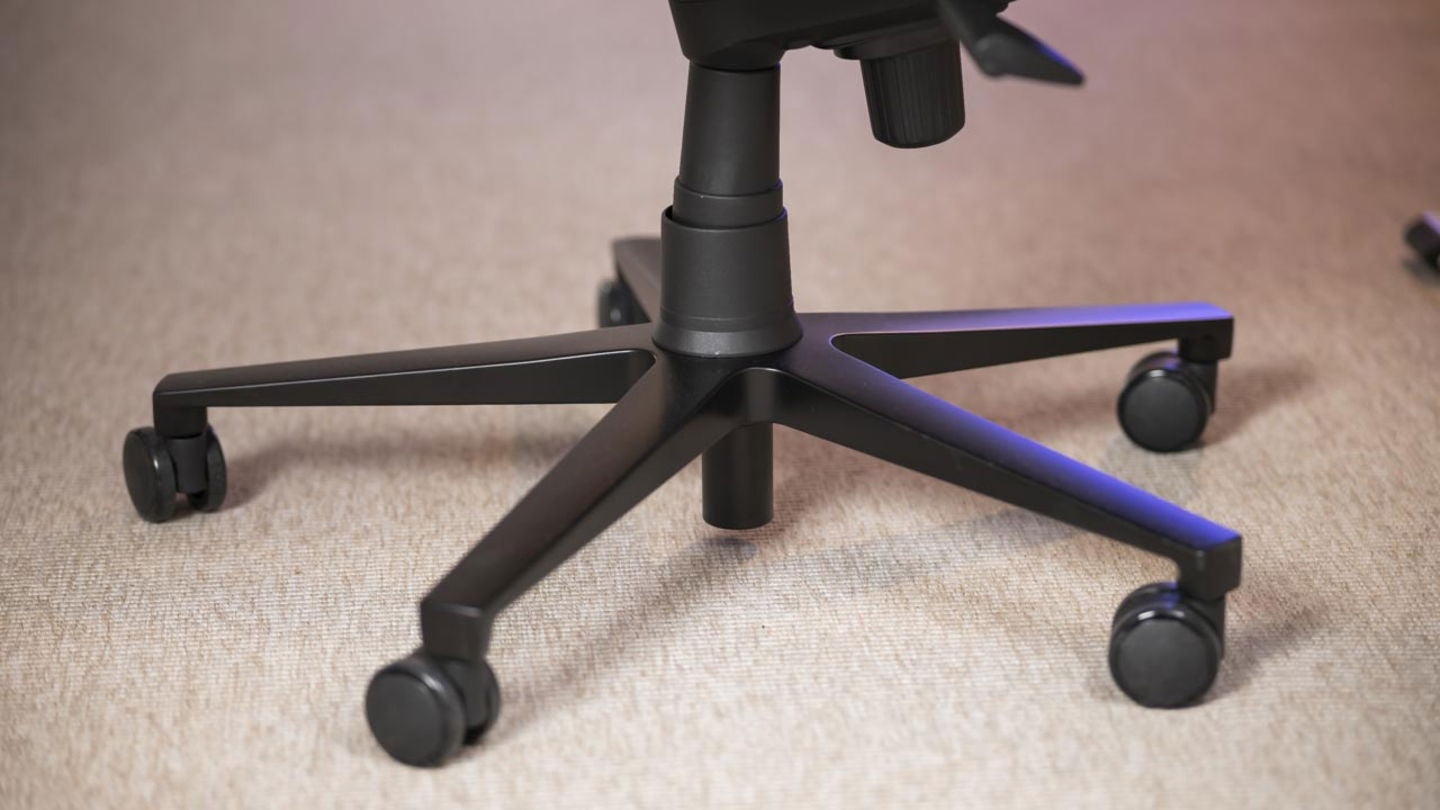 Todas estas sillas se montan igual: primero se arma la base y luego se coloca la silla sobre el troncho | Fotografía de Rubén Ulloa