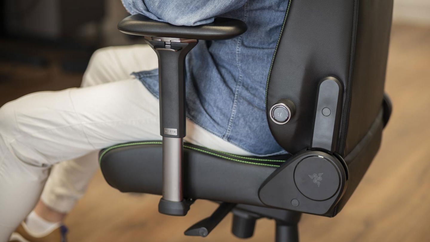 Las posibilidades ergonómicas de la Razer Iskur V2 son casi infinitas | Fotografía de Rubén Ulloa