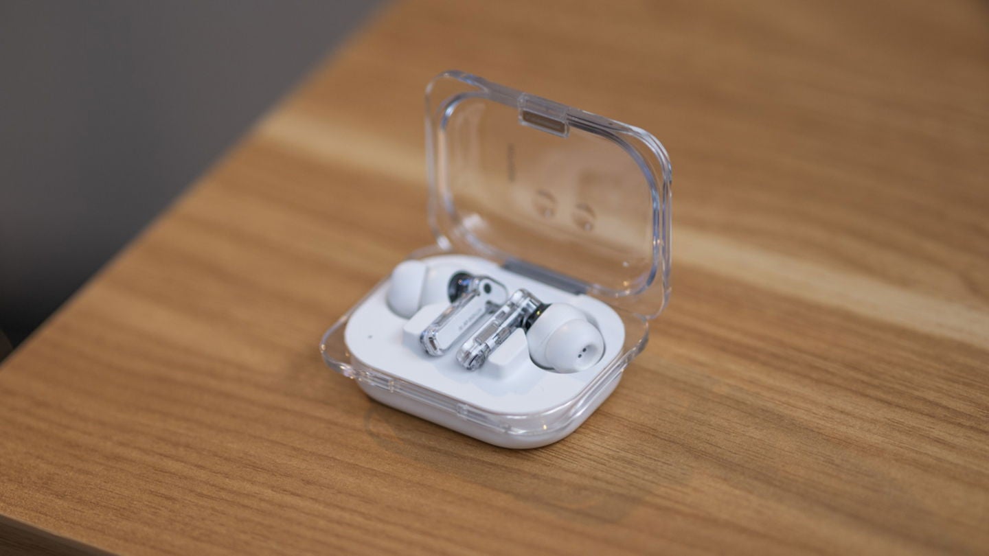 El estuche de los Nothing Ear (a) no incluye carga inalámbrica / Fotografía de Rubén Ulloa