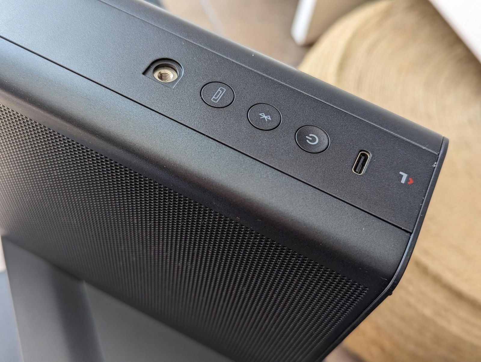 Los altavoces traseros pueden cargarse por puerto USB-C o bien acoplados en la barra