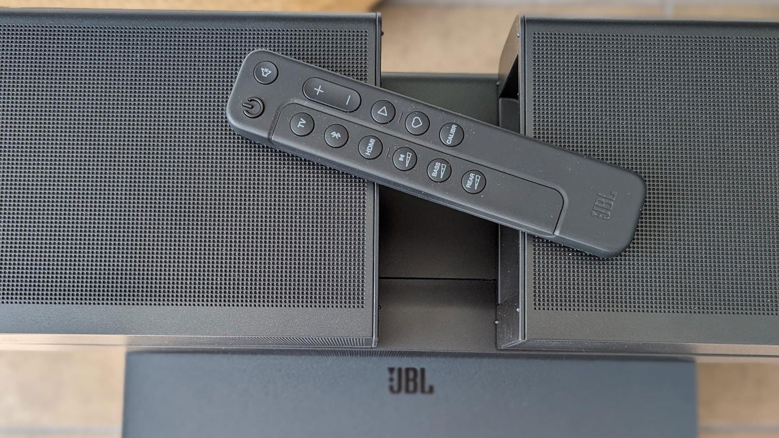 La barra de sonido incluye dos altavoces traseros, un subwoofer y mando a distancia