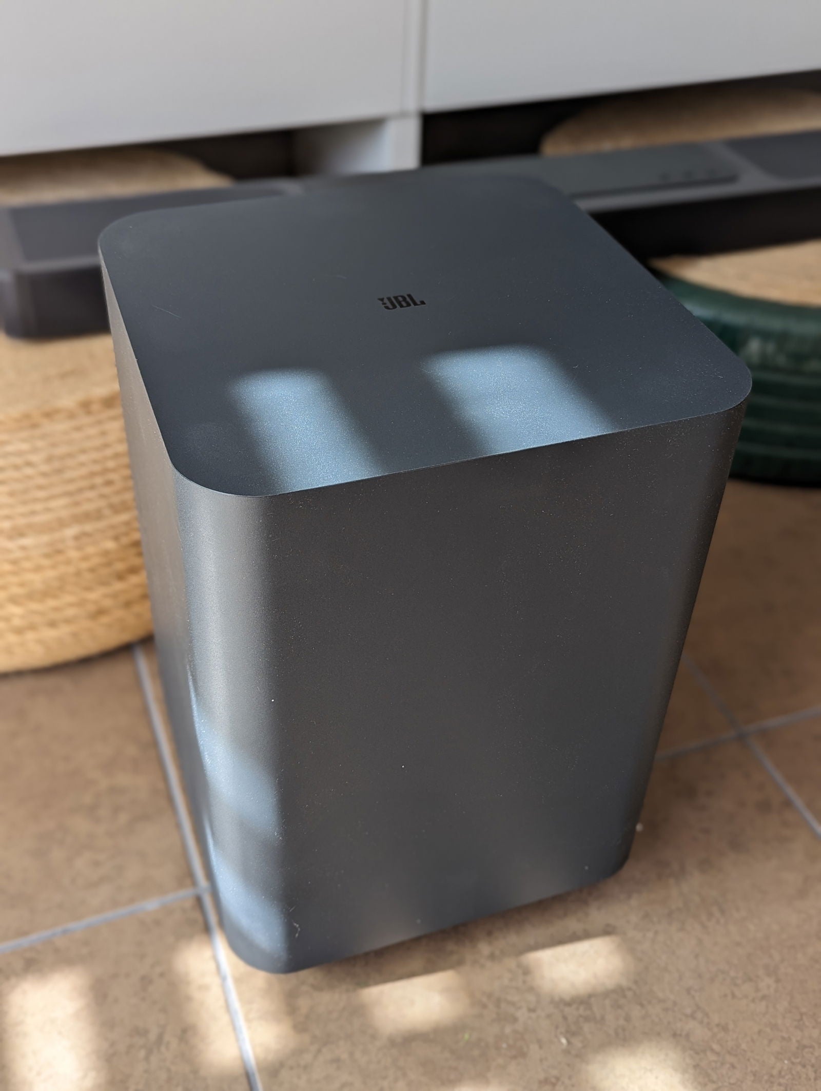 El subwoofer incluido tiene 10 pulgadas e inunda con los graves toda una estancia de 40 metros cuadrados a volumen medio