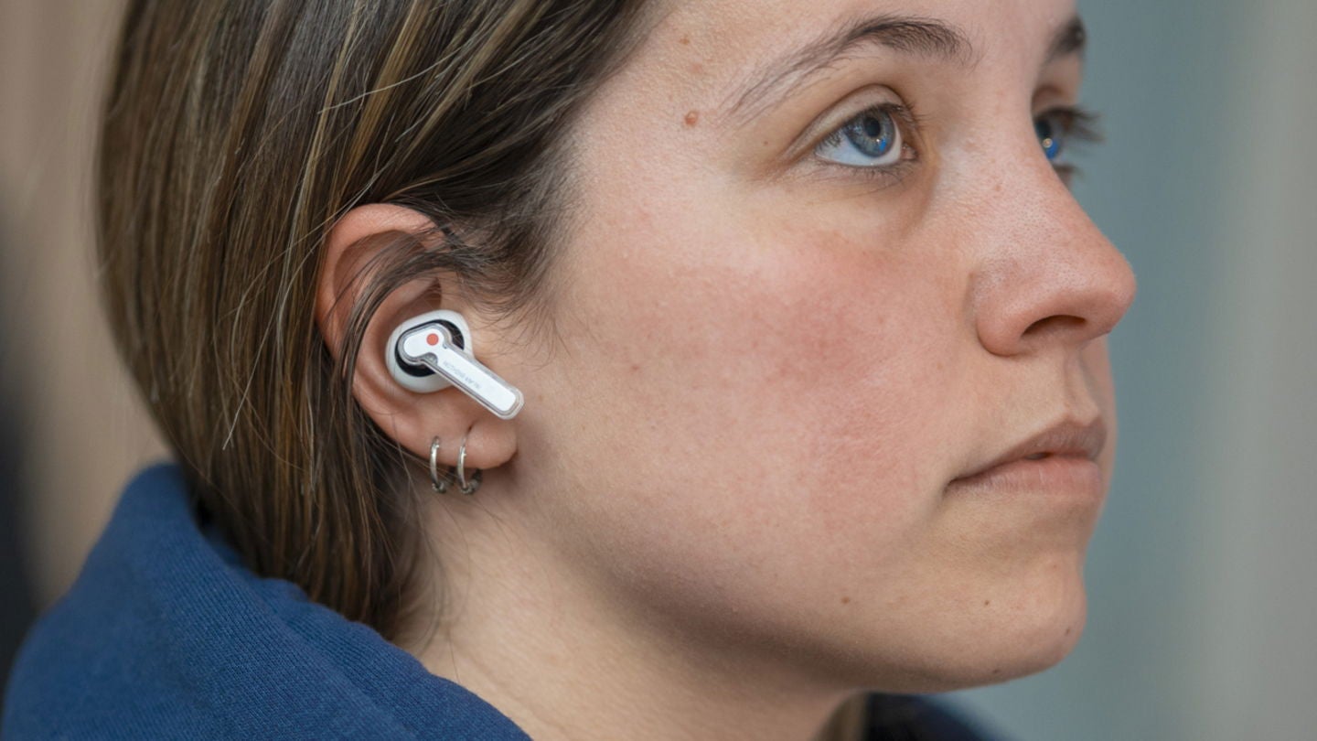 Así lucen los Nothing Ear (a) de color blanco en la oreja / Fotografía de Rubén Ulloa