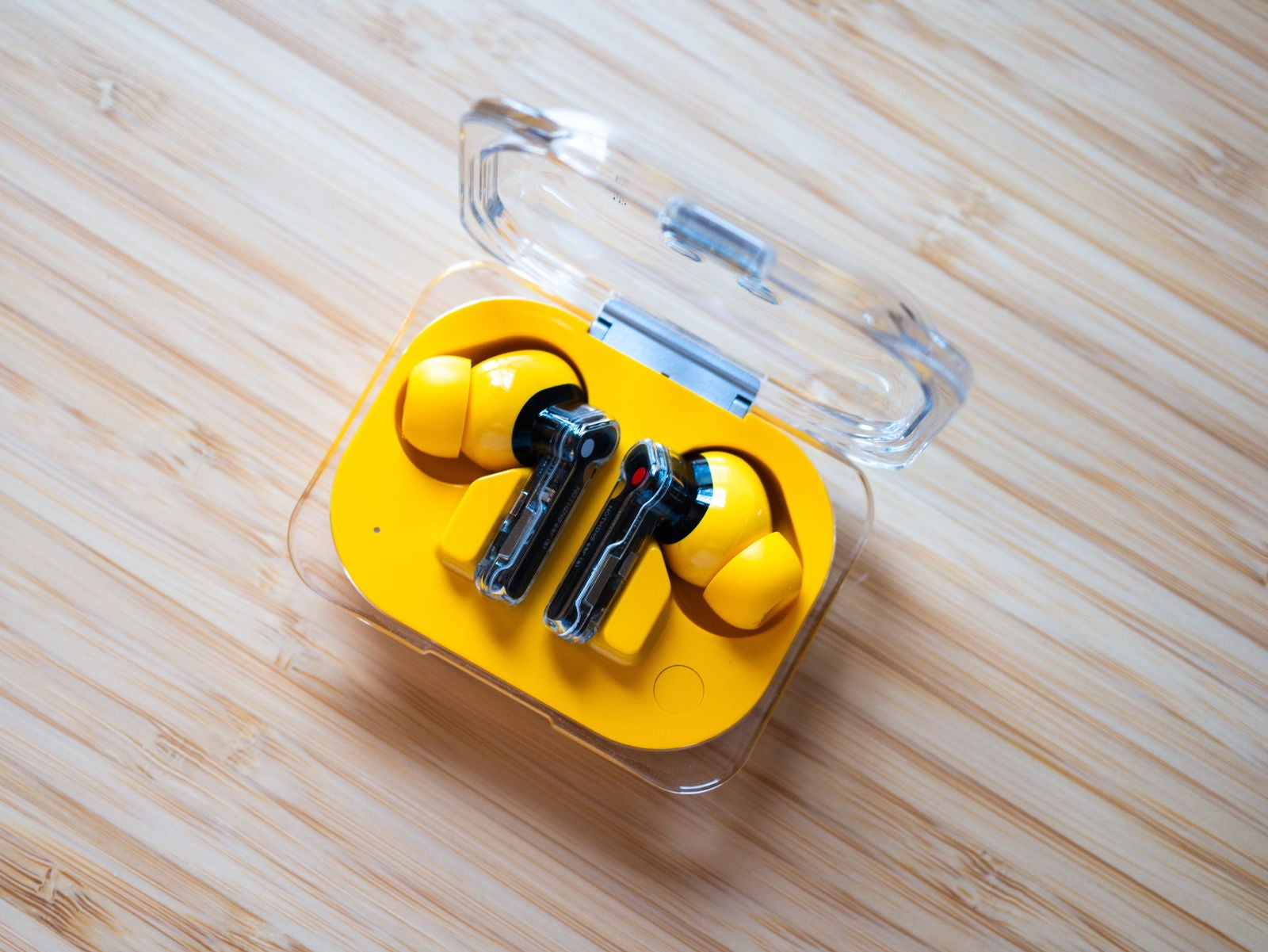 Los Nothing Ear (a) de color amarillo, dentro de su estuche / Fotografía de Christian Collado