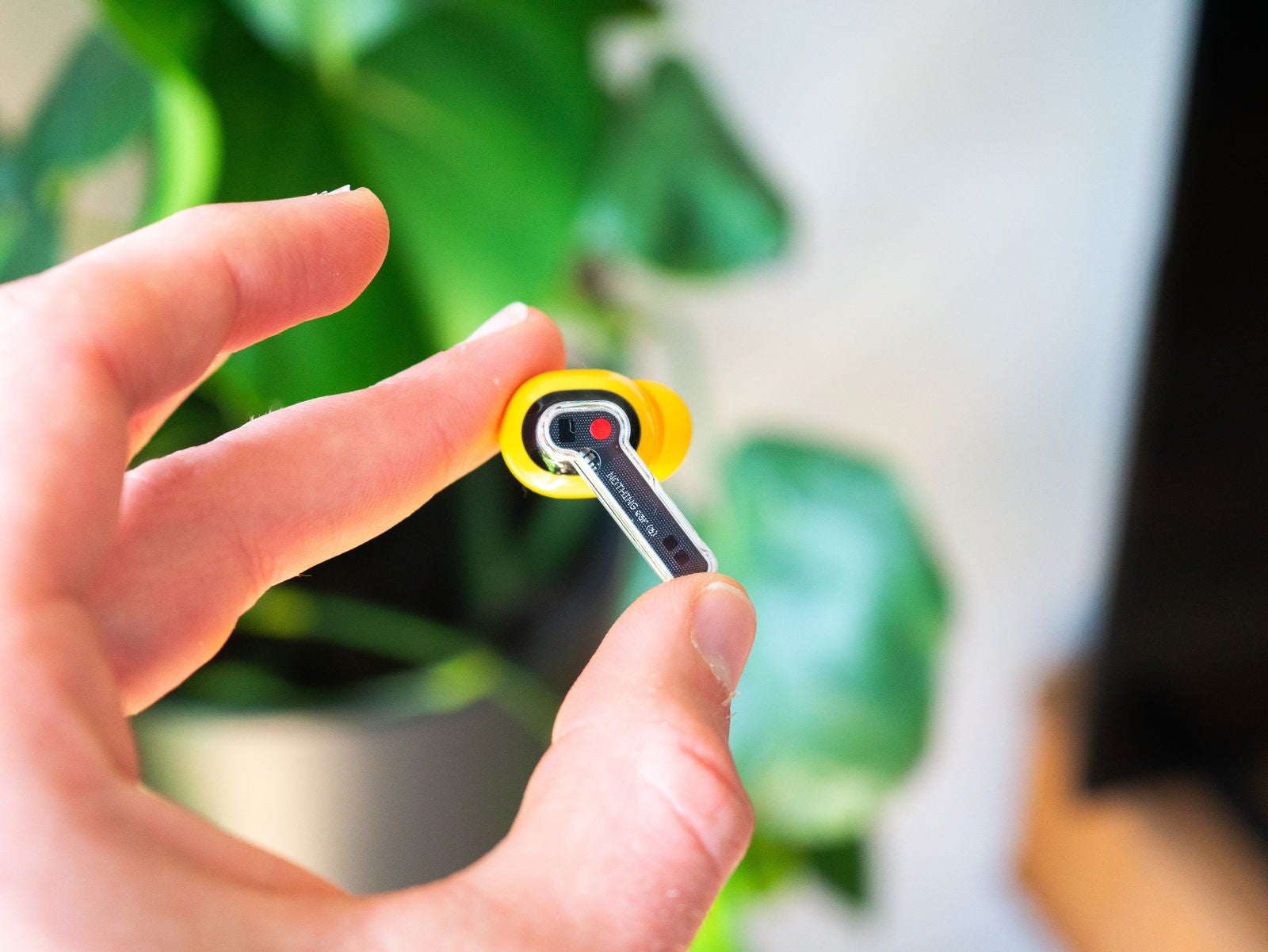 En el interior de cada auricular se esconde una batería de 46 mAh de capacidad / Fotografía de Christian Collado