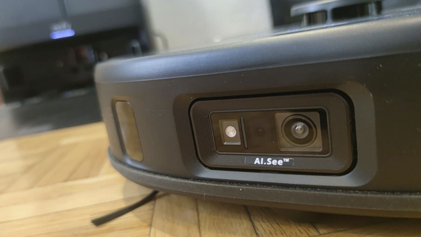 Su sistema AI.See le permite identificar más de 100 obstáculos, como zapatillas o juguetes