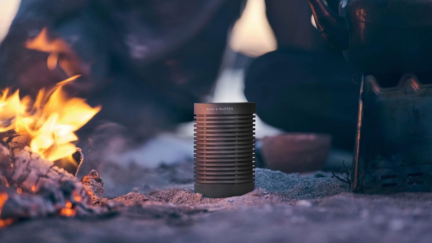 Lo mejor es colocarlo en el centro del grupo para que su sonido 360 se distribuya mejor