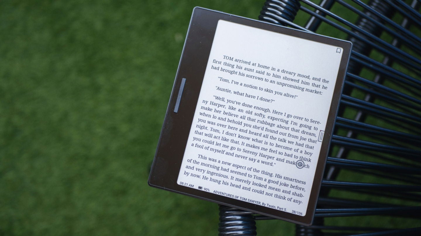 Hay dos botones situados en el margen lateral del BOOX Go Color 7 / Fotografía de Christian Collado