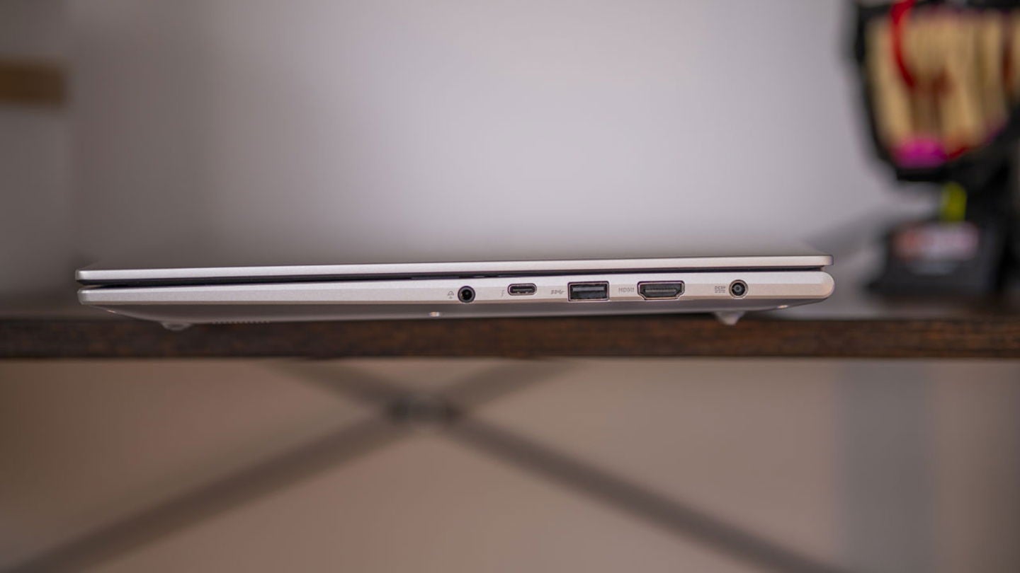 El ASUS Vivobook 16X cuenta con gran variedad de puertos, pero echamos de menos una toma Ethernet / Fotografía: Rubén Ulloa