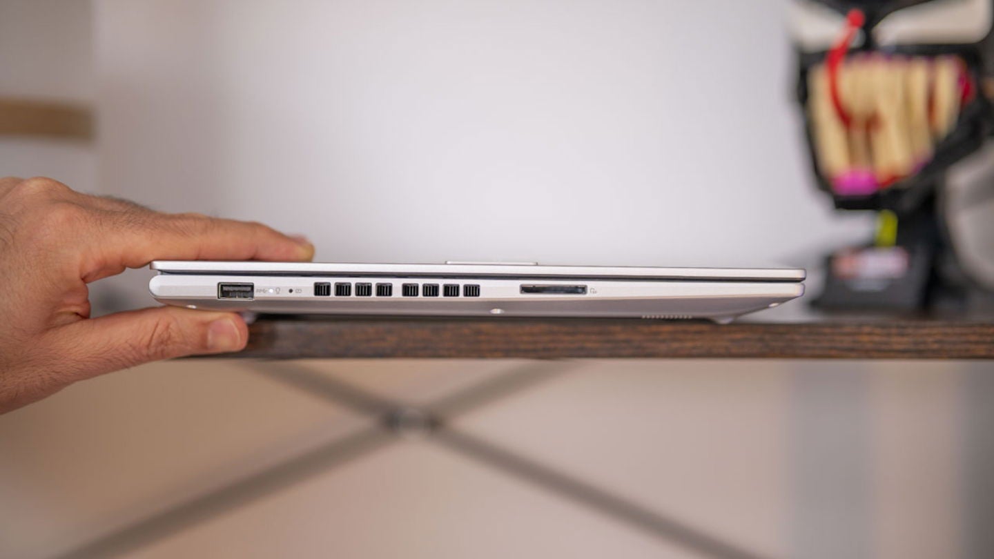 En el lateral izquierdo del ASUS Vivobook 16X encontramos un puerto USB-A, un lector de tarejtas SD 4.0 y el altavoz estéreo / Fotografía: Rubén Ulloa