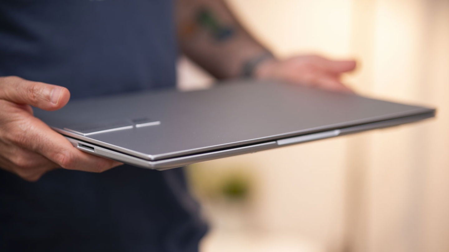 El ASUS Vivobook 16X es muy cómodo de transportar de un lugar a otro de la casa / Fotografía: Rubén Ulloa