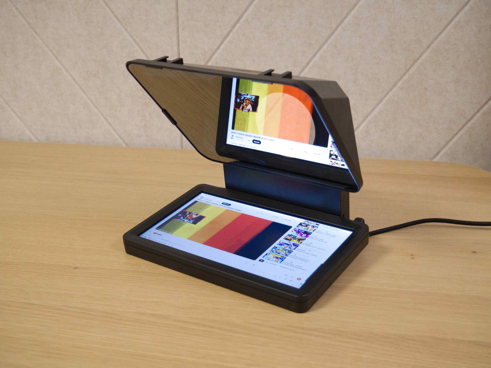 Pequeño pero matón: el prompter de Elgato es uno de los gadgets más interesantes que hemos probado | Fotografía de Dídac Dalmases