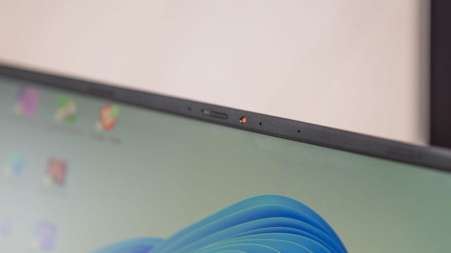 El ASUS Vivobook 16X tiene un botón deslizante en el marco superior de la pantalla para ocultar la webcam / Fotografía: Rubén Ulloa