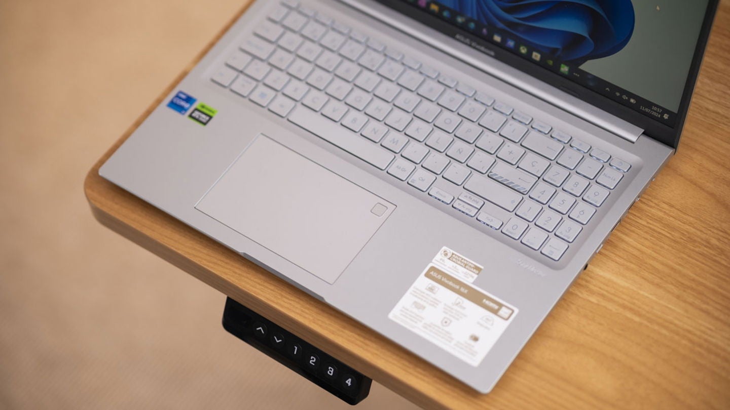 El teclado retroiluminado del ASUS Vivobook 16X es muy cómodo para escribir y cuenta con un teclado numérico / Fotografía: Rubén Ulloa