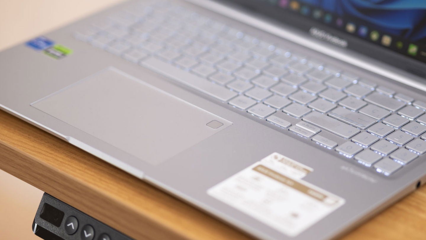 El touchpad del ASUS Vivobook 16X con su práctico lector de huellas / Fotografía: Rubén Ulloa