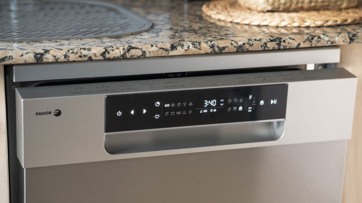 AutoDoor abre automáticamente la puerta del lavavajillas tras el lavado / Fotografía de Rubén Ulloa