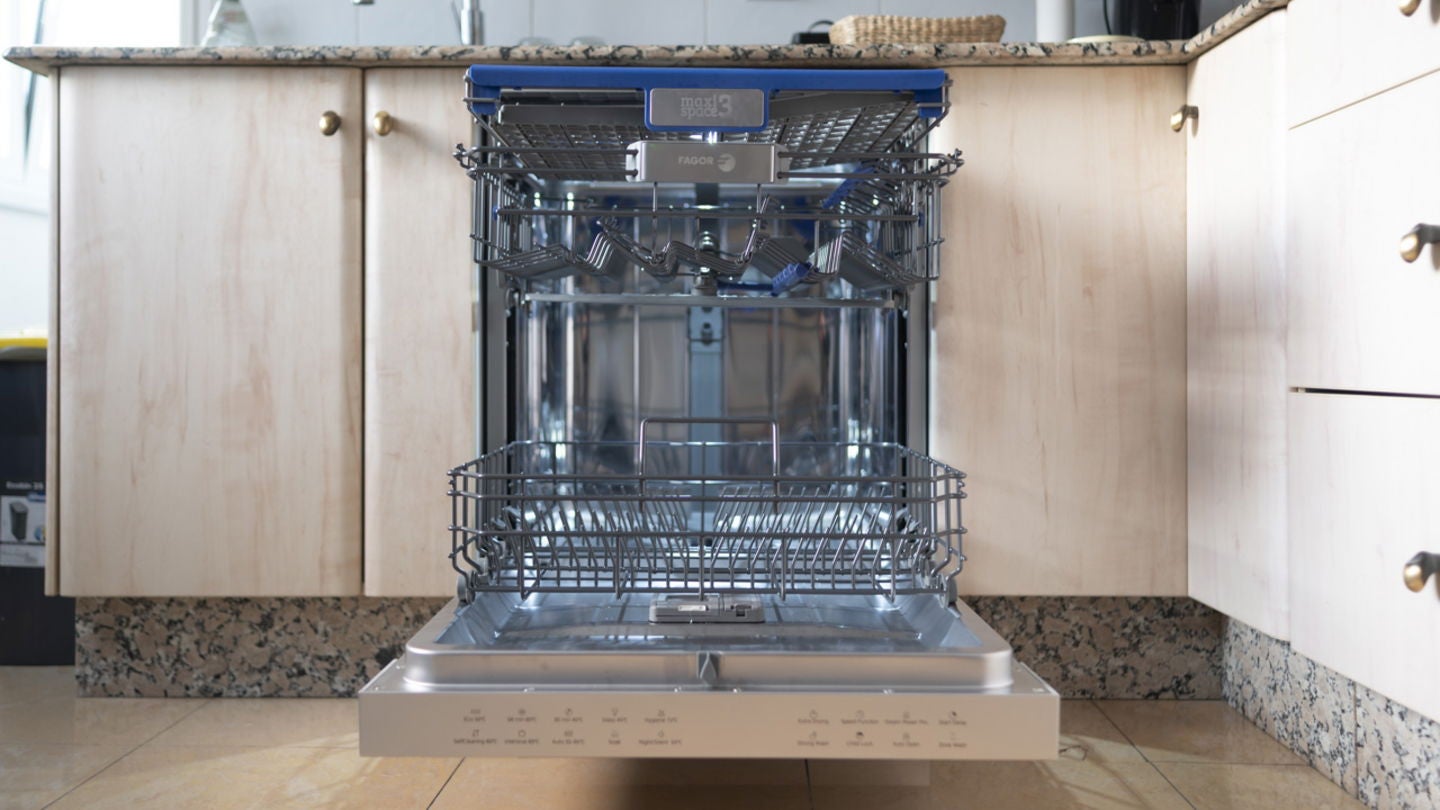 Las tres bandejas hacen que tenga capacidad para 14 cubiertos / Fotografía de Rubén Ulloa