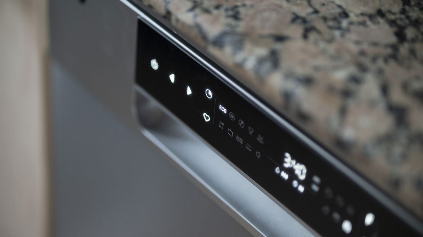 El panel táctil del lavavajillas es increíblemente sencillo de utilizar / Fotografía de Rubén Ulloa