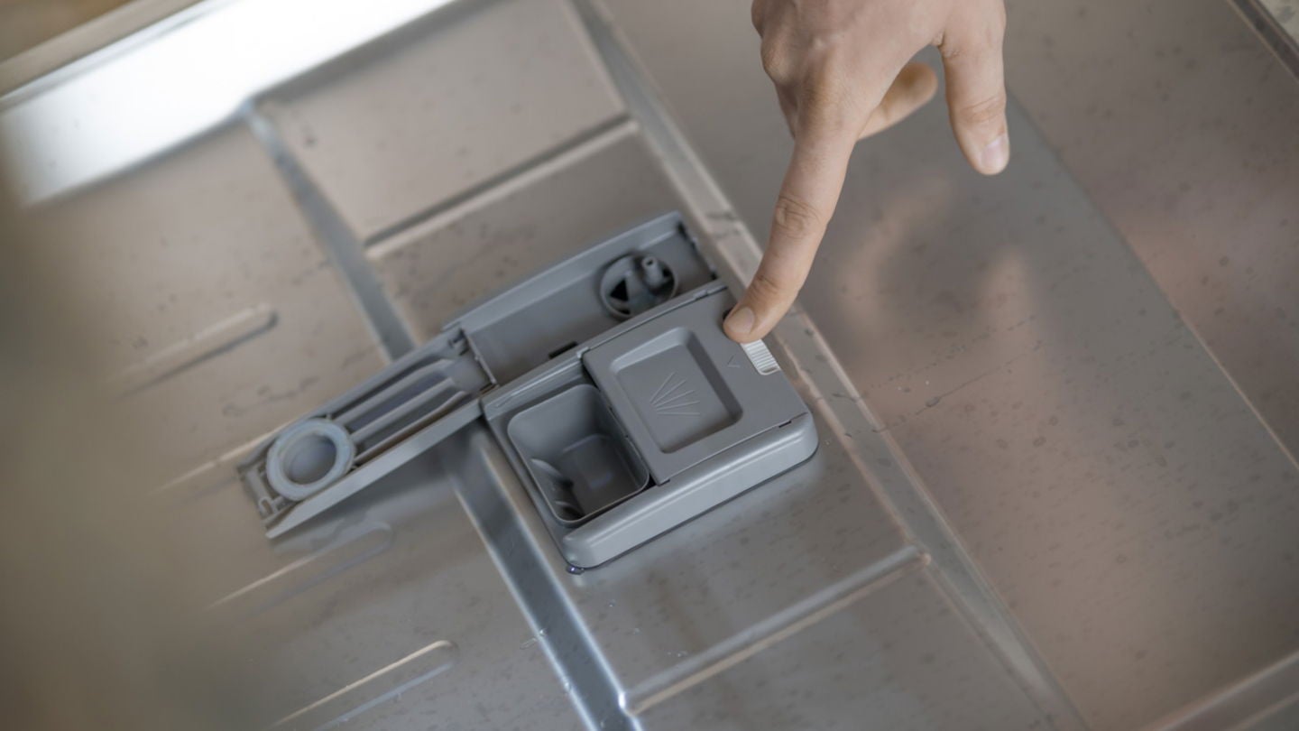 Importante asegurarnos de introducir la pastilla antes del lavado / Fotografía de Rubén Ulloa