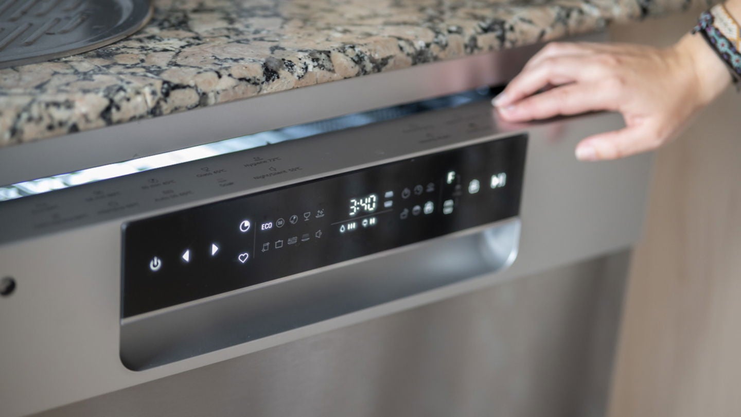 El AutoDoor es una de las mejores funciones con las que cuenta este lavavajillas