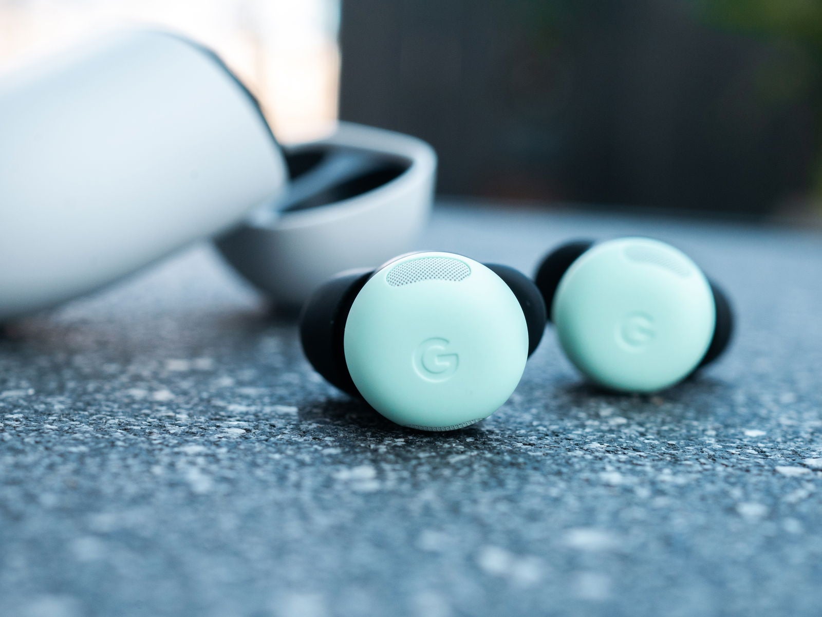 Primer plano de los Google Pixel Buds Pro 2 en color verde / Fotografía de Christian Collado