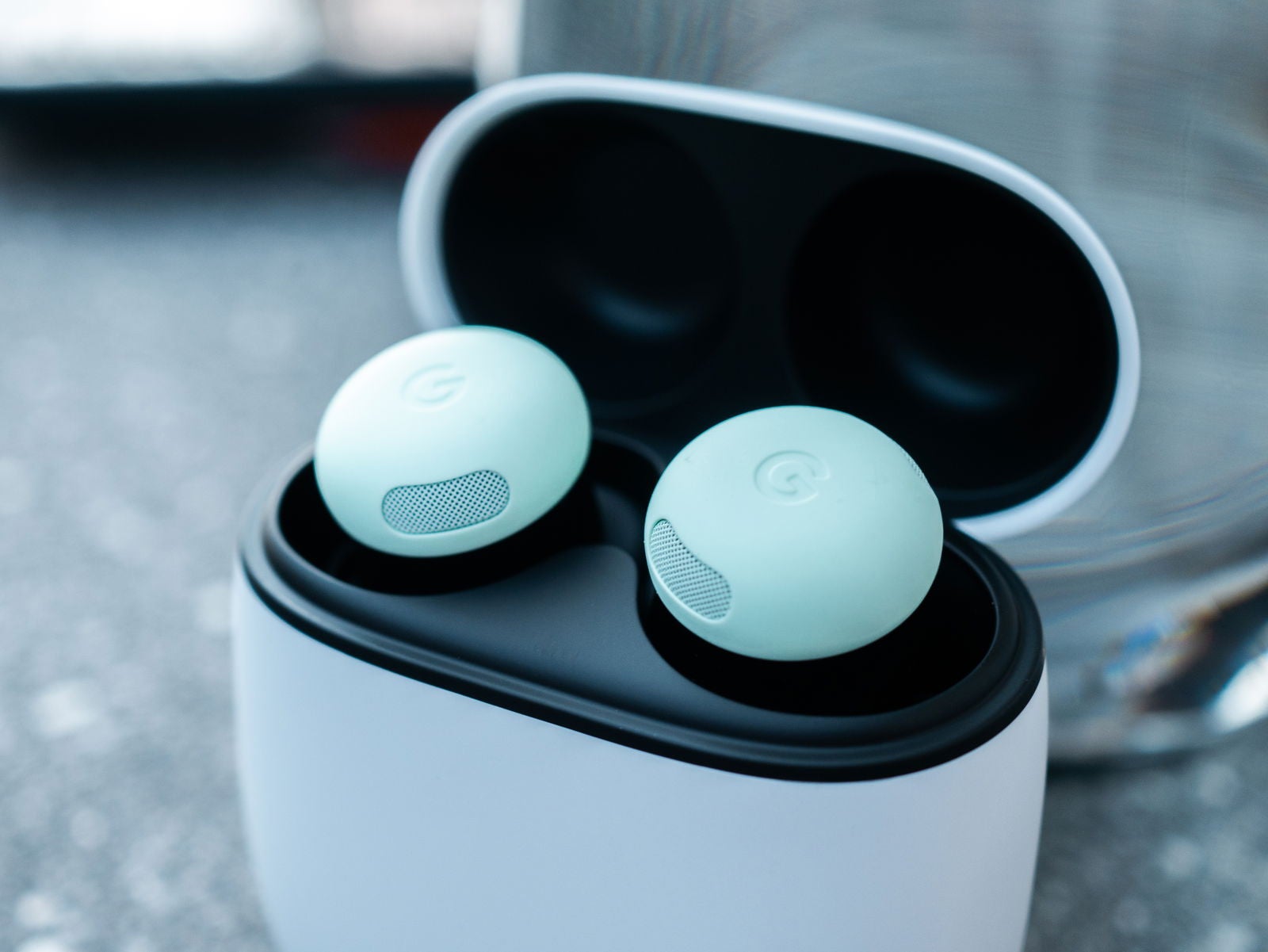 El estuche de carga de los Pixel Buds Pro 2 garantiza hasta 30 horas de autonomía en total / Fotografía de Christian Collado