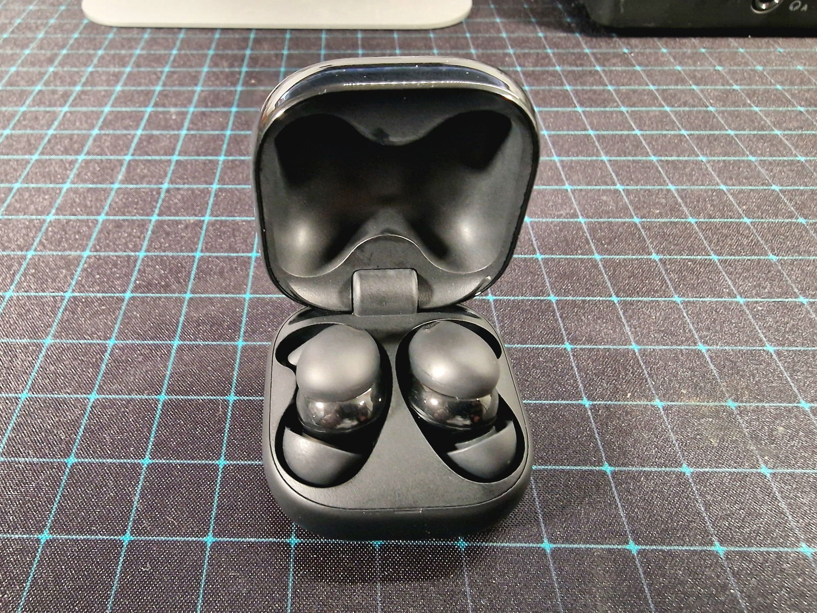 Los Sony LinkBuds Fit dentro de su estuche de carga | Imagen: Sergio Agudo