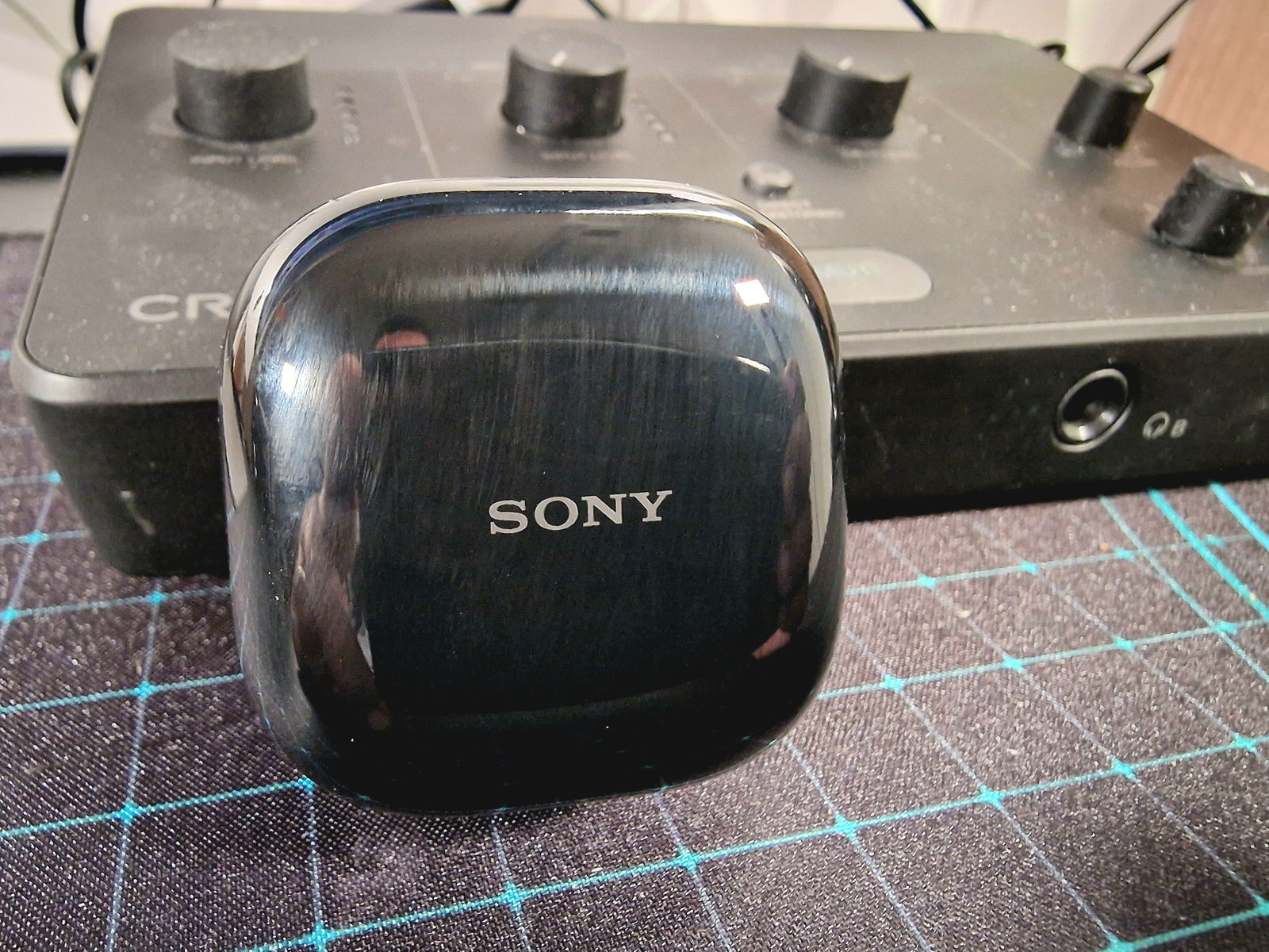 Detalle del estuche de carga de los Sony LinkBuds Fit | Imagen: Sergio Agudo