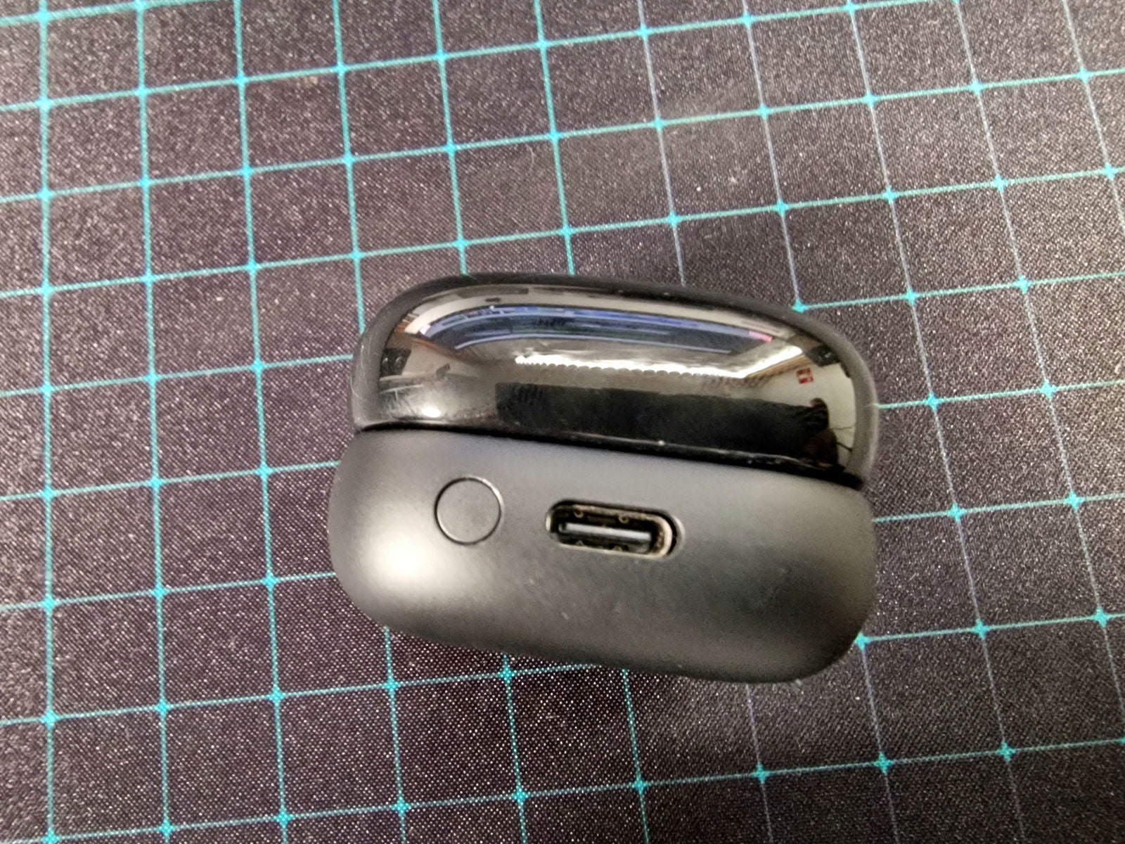 Detalle del conector de carga y del botón de emparejado de los Sony LinkBuds Fit
