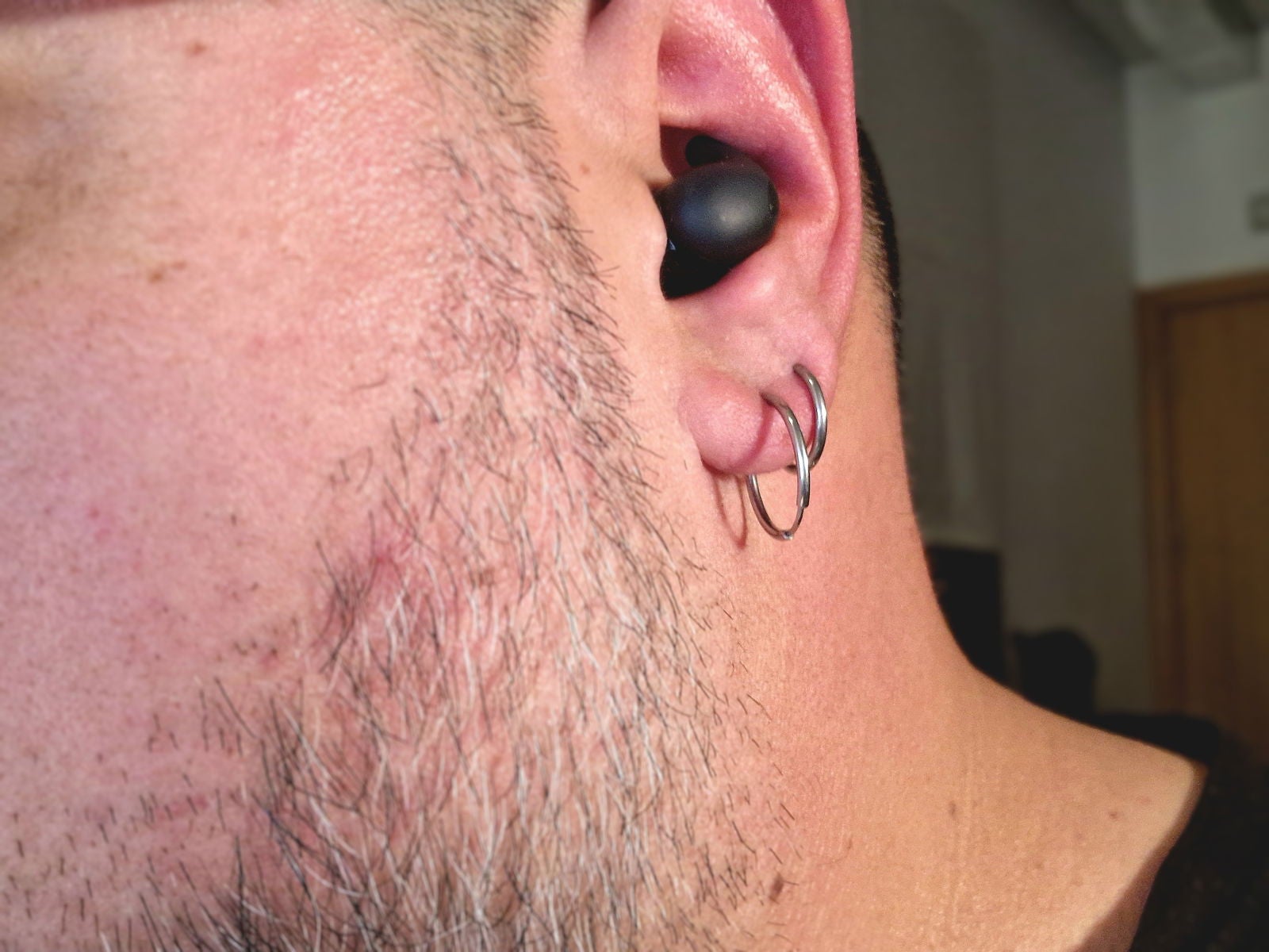 Los Sony LinkBuds Fit ajustan muy bien a los pliegues de la oreja y suenan estupendamente bien | Imagen: Sergio Agudo