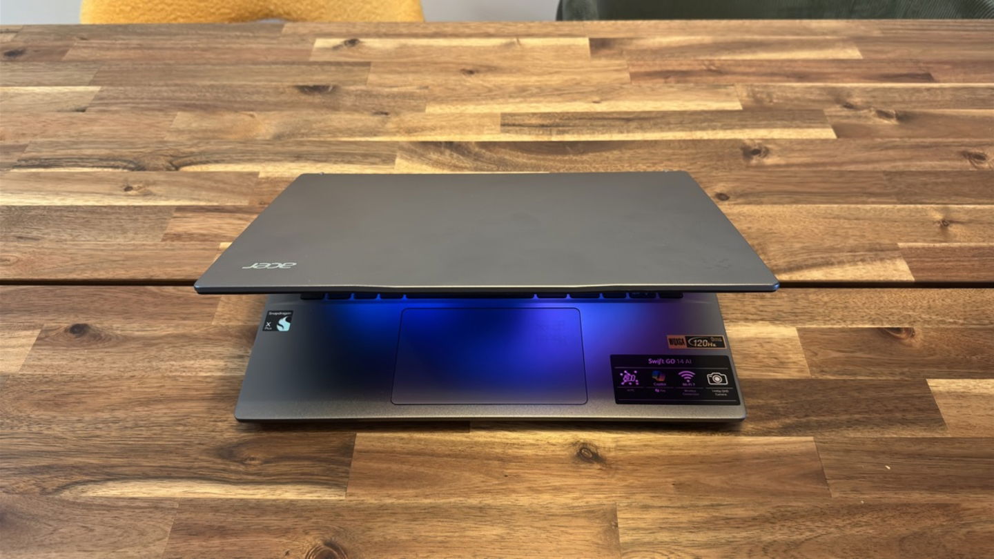 El equipo se abre con un solo dedo, un detalle de calidad // Foto: Edgar Otero