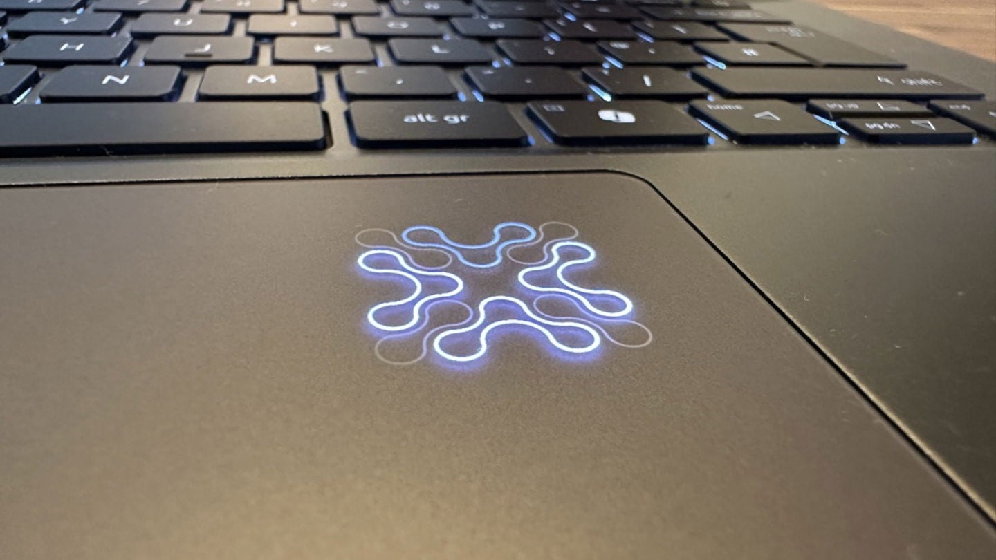 Esta luz se enciende con la NPU se pone en marcha. Pero también cuando presionamos la tecla Copilot, que lleva a una webapp // Foto: Edgar Otero