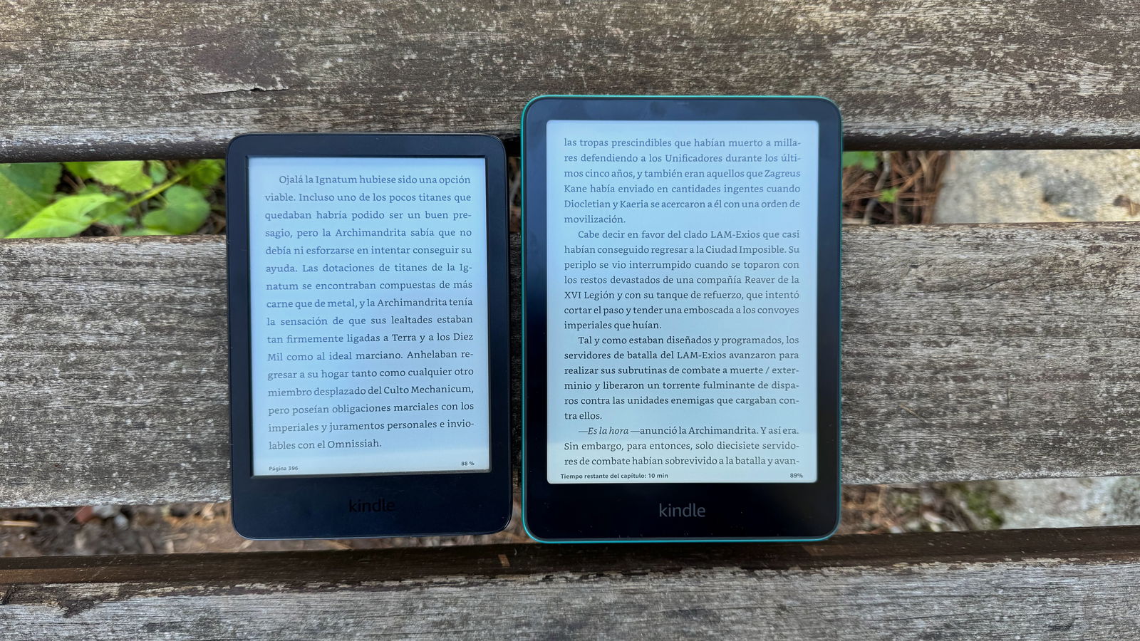 Un Kindle 2021 junto con el nuevo Kindle Paperwhite 2024
