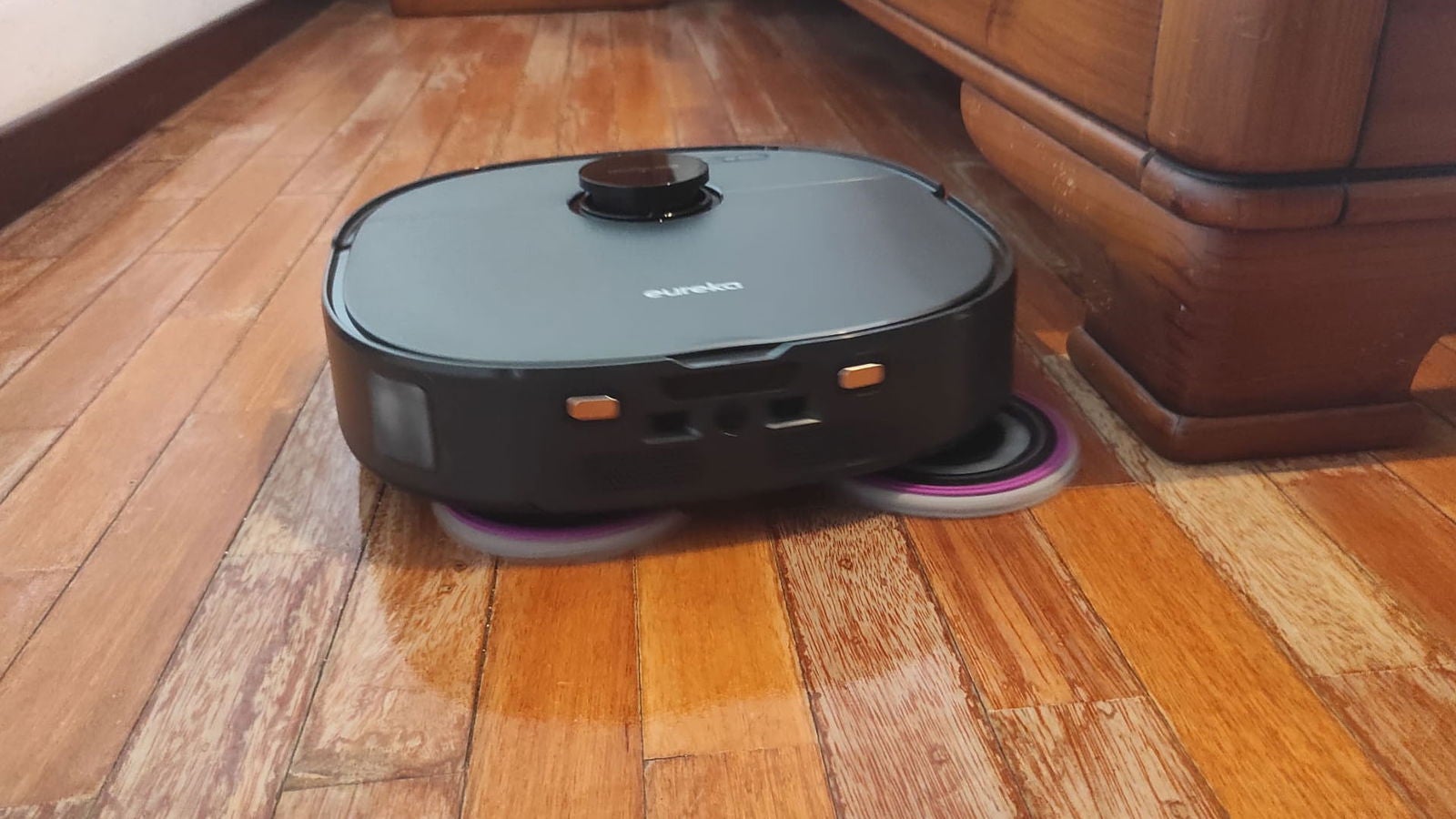 Las mopas tienen brazos que les permiten extenderse hacia fuera, alcanzando las zonas difíciles / Imagen de Eva Luna Rivera