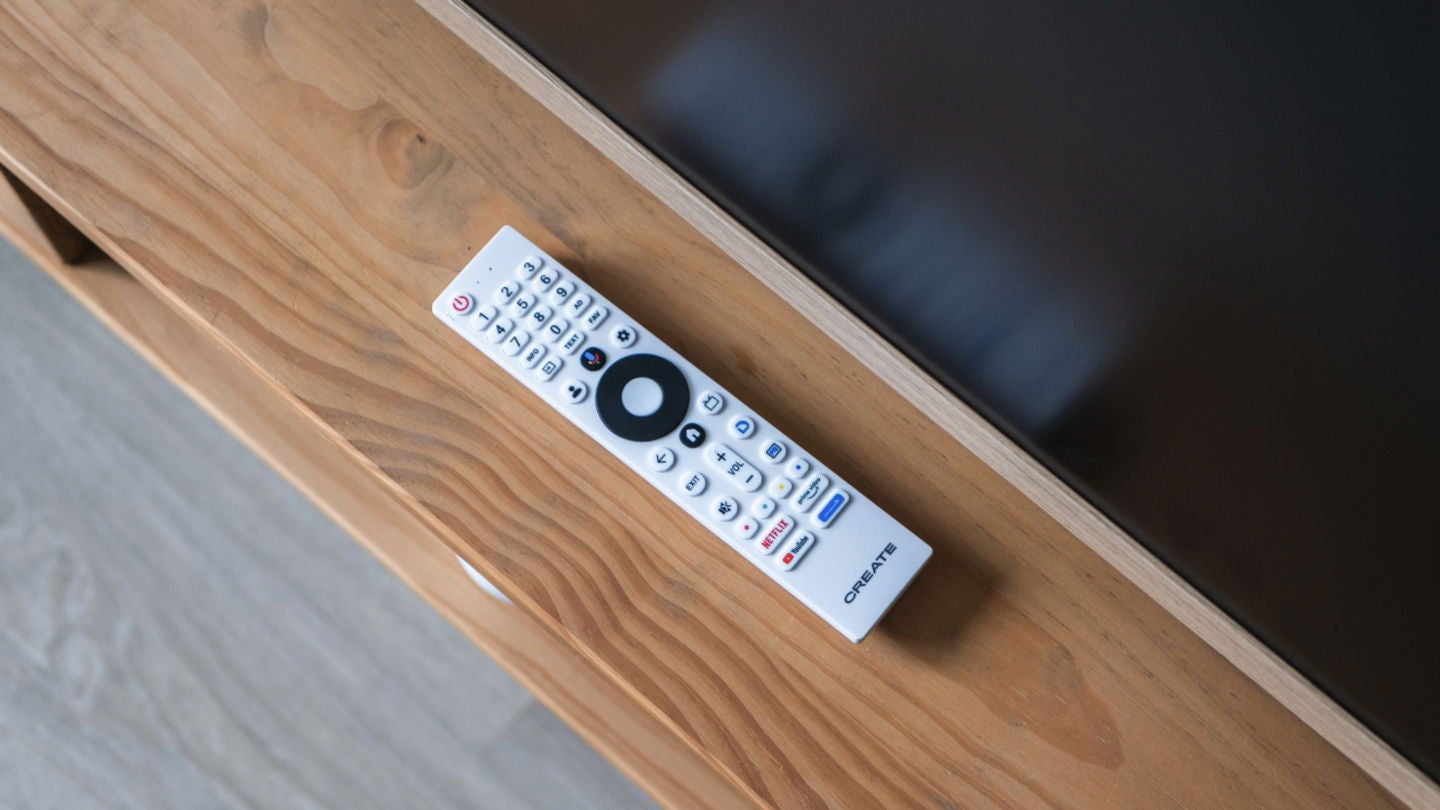 El mando a distancia del Create TV Art Matte. Se puede apreciar el recubrimiento mate que cubre el panel / Fotografía de Christian Collado