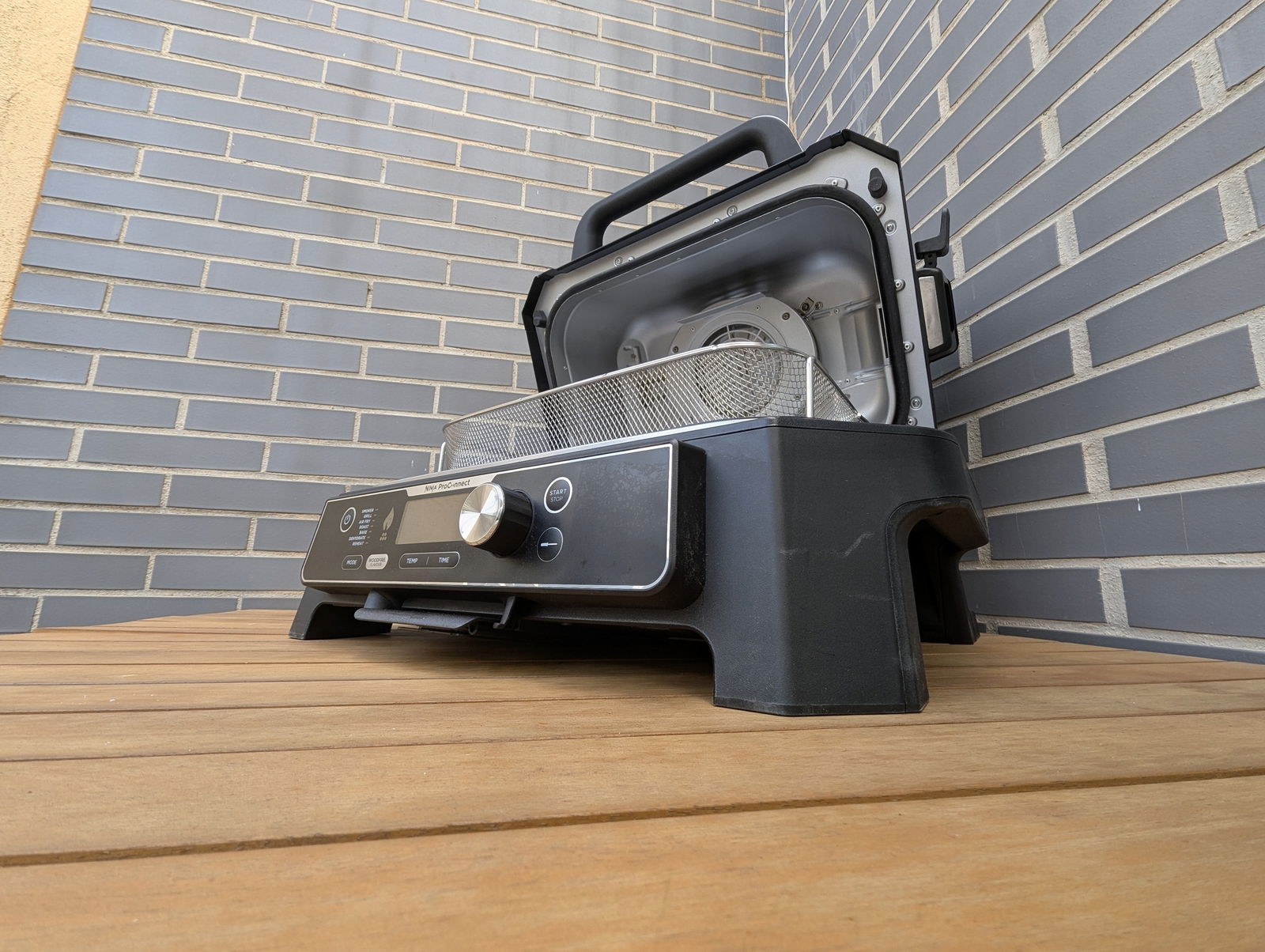 El tamaño de la caja es más imponente que el de la propia máquina. Fotografía: JuanMi Guirado