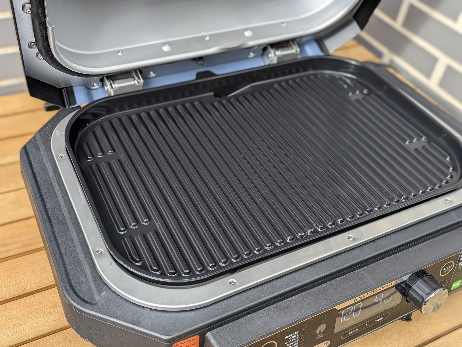 La parrilla es el elemento principal, así como la cesta de frituras. Fotografía: JuanMi Guirado