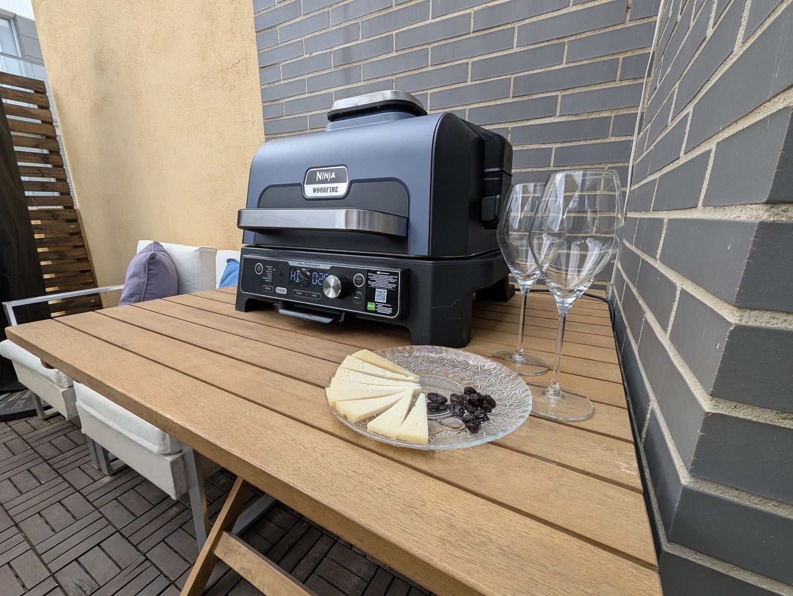 Siempre hay momento para un vino y un buen queso. Fotografía: JuanMi Guirado