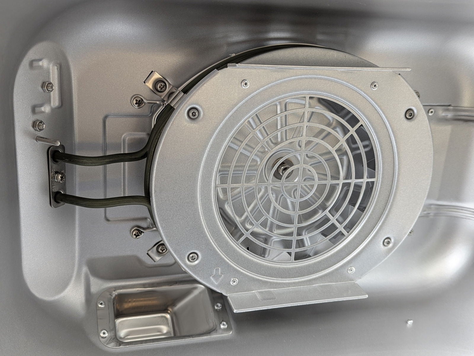 La zona del interior de la tapa es la que más se ensucia en según qué cocinados. Fotografía: JuanMi Guirado