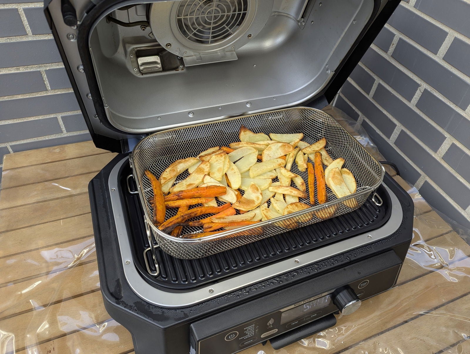 Las verduras en la cesta y con el modo air fry quedan crujientes y jugosas. Fotografía: JuanMi Guirado