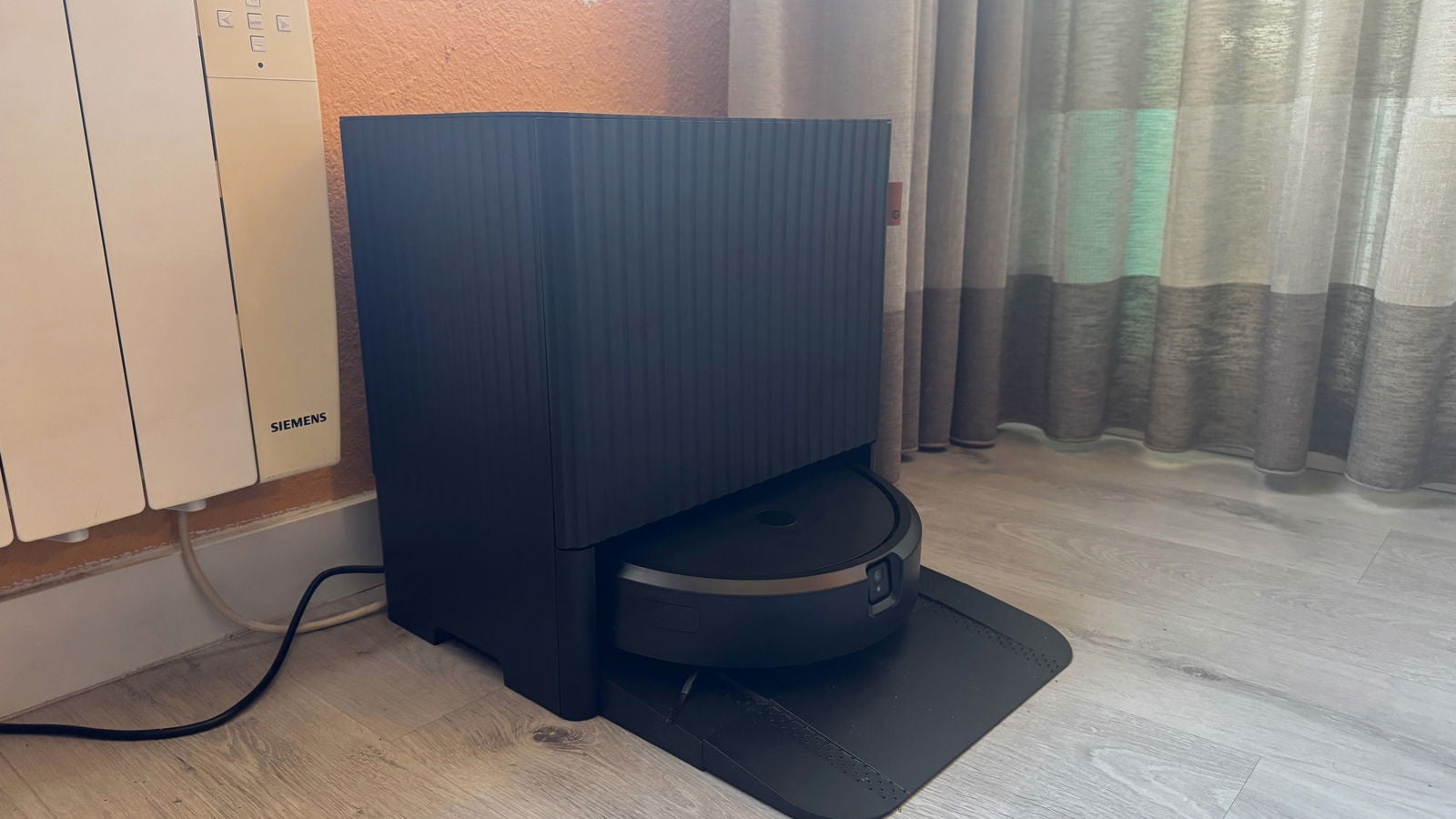 El robot y su base de carga se ven francamente bien estéticamente / fotografía de Esteban García Marcos