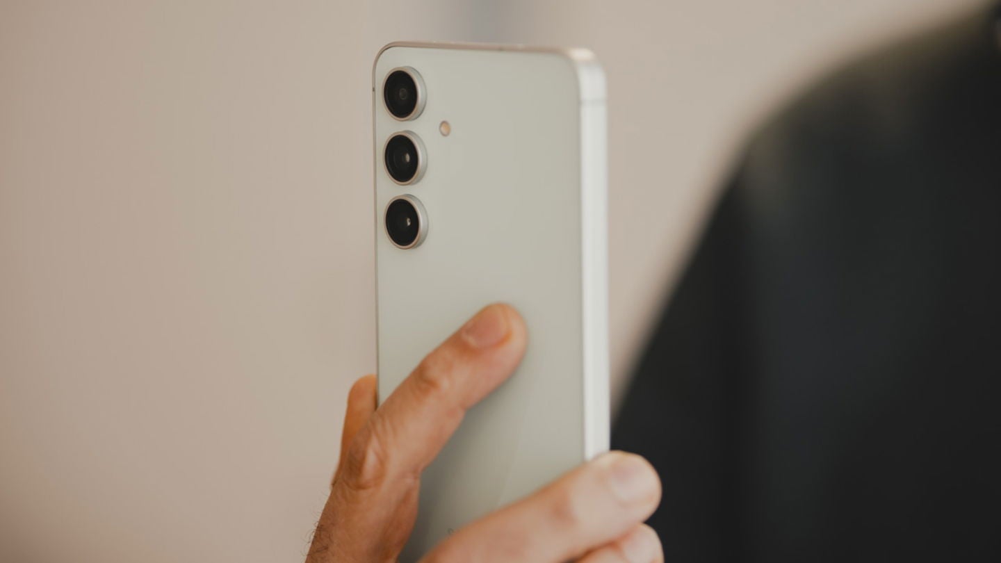 Un vistazo de cerca a las tres cámaras traseras del Samsung Galaxy S24 FE / Fotografía: Rubén Ulloa