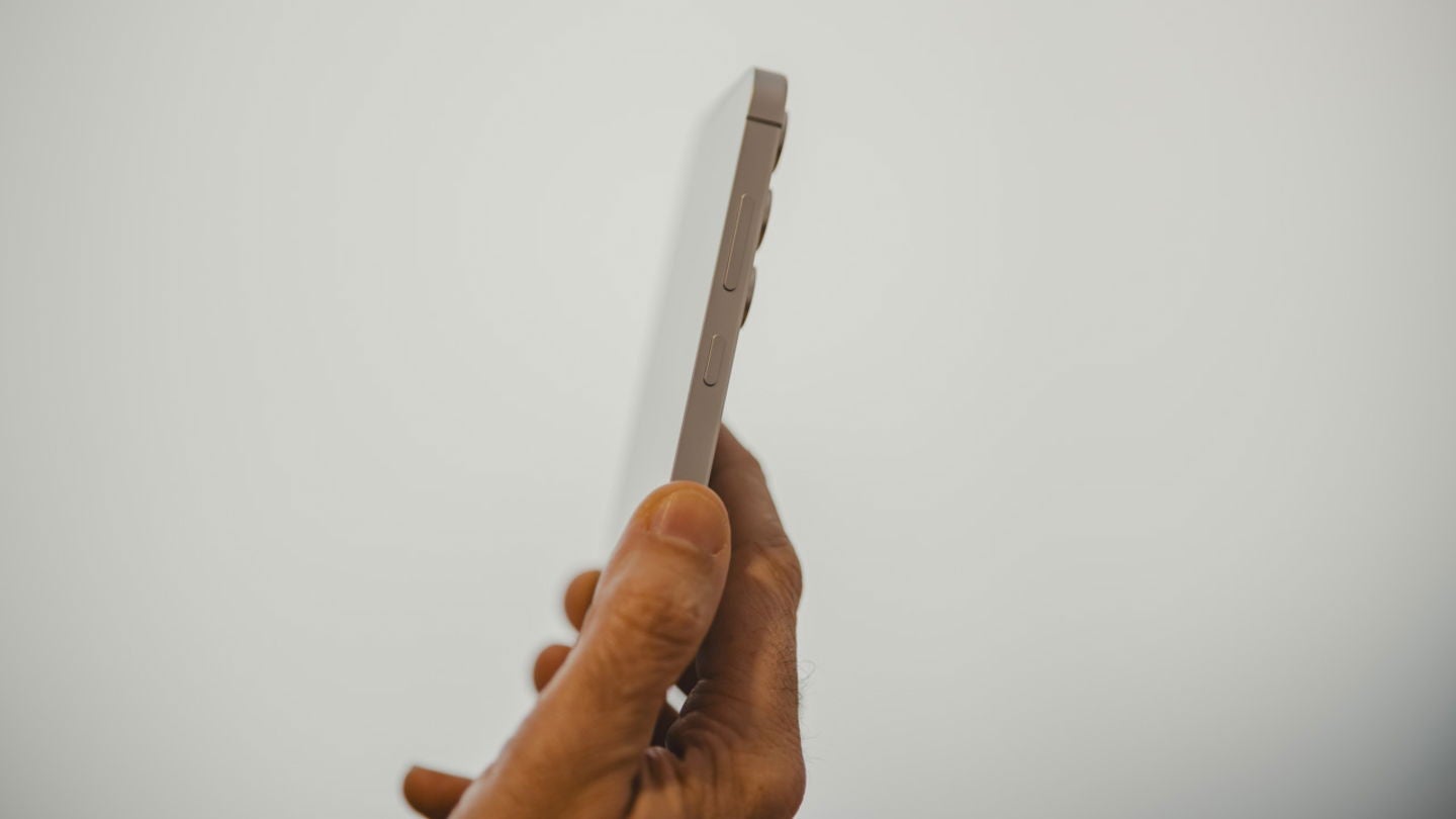 El Samsung Galaxy S24 FE apuesta por unos bordes planos y rectos / Fotografía: Rubén Ulloa